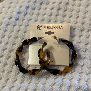 Versona Twisted Tortoise Resin Hoop Earrings - Brown & Black